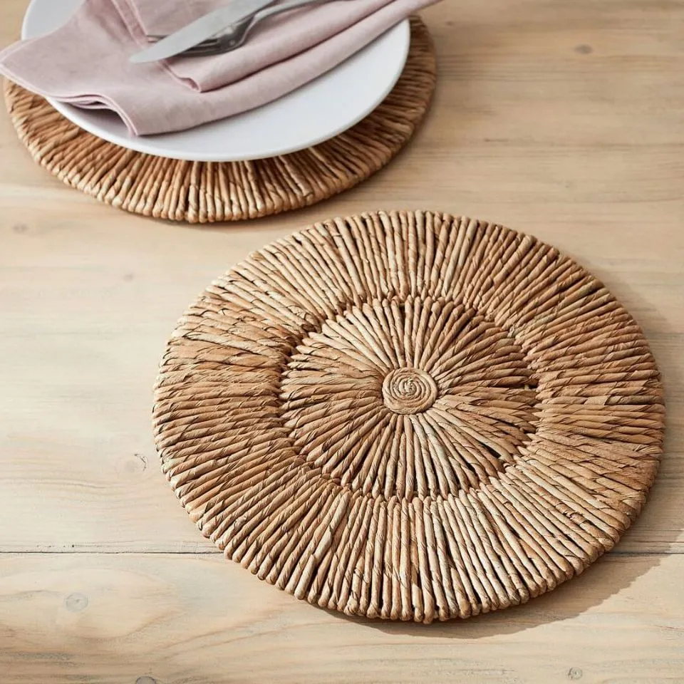 Seagrass charger plate with fringed texture, produced by EHM