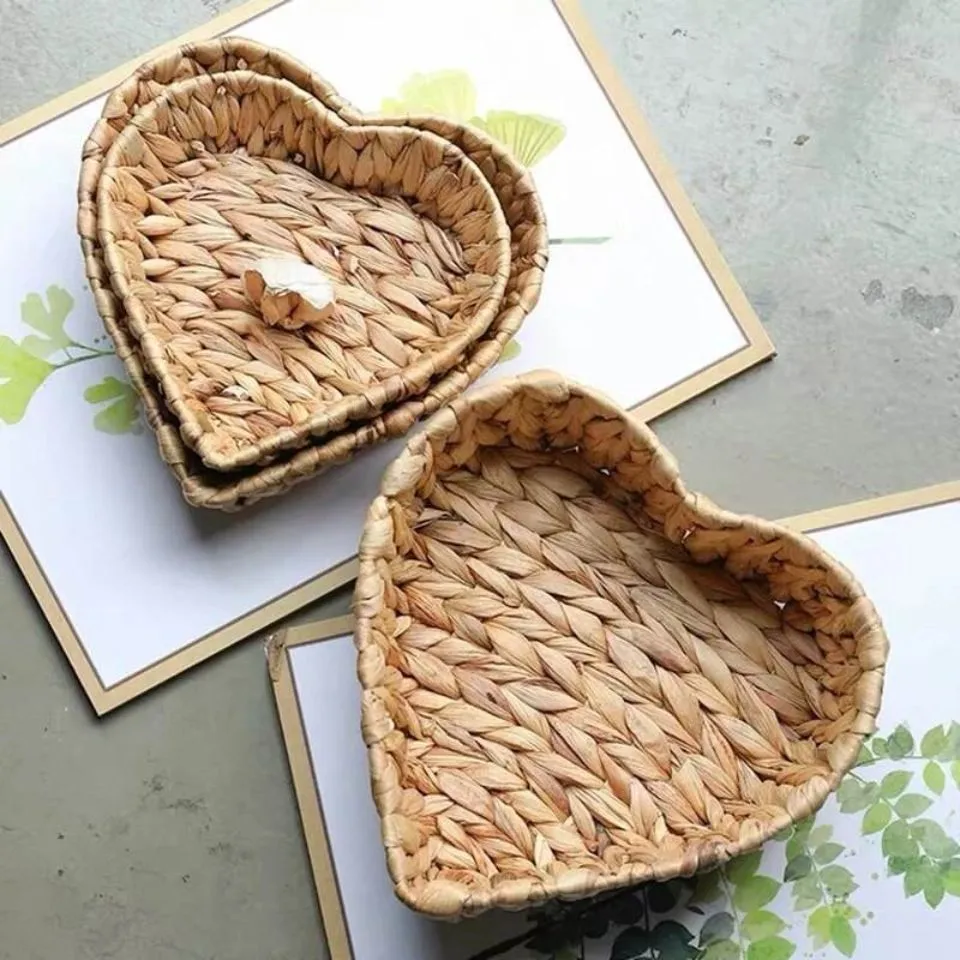 Heart-shaped Water Hyacinth decorative trays in natural finish, wholesale-ready from EHM manufacturer.