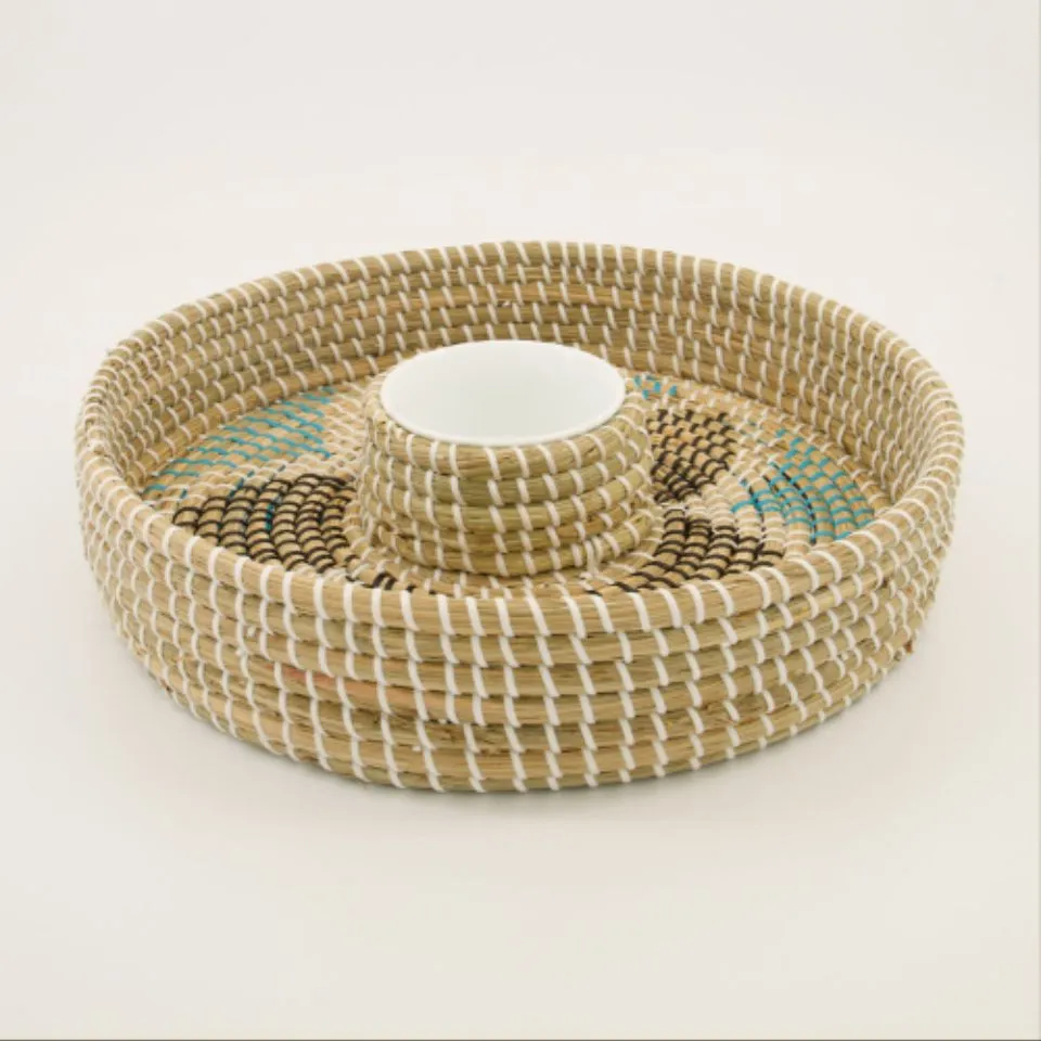 Seagrass dip and chip tray with colorful woven patterns and white ceramic dip bowl – artisanal manufacturing.