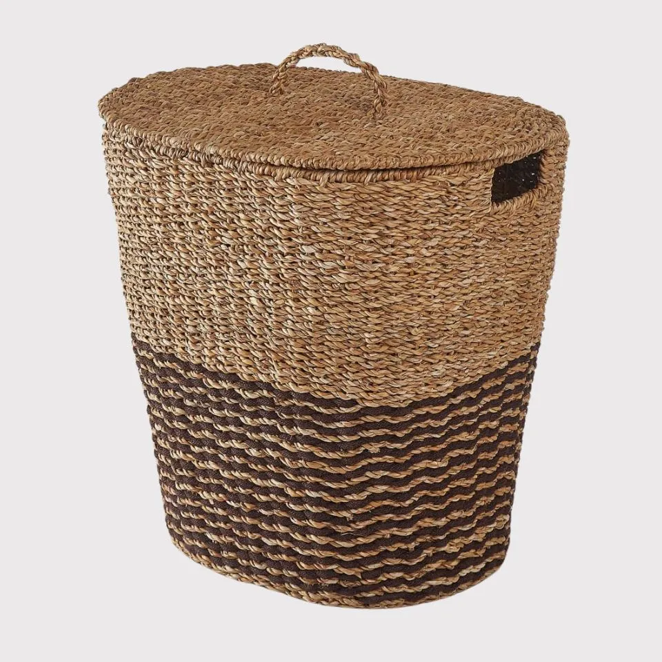 Two-tone seagrass laundry hamper with lid and leather-accent handle – artisanal design by EHM, Vietnam’s top seagrass hamper manufacturer.