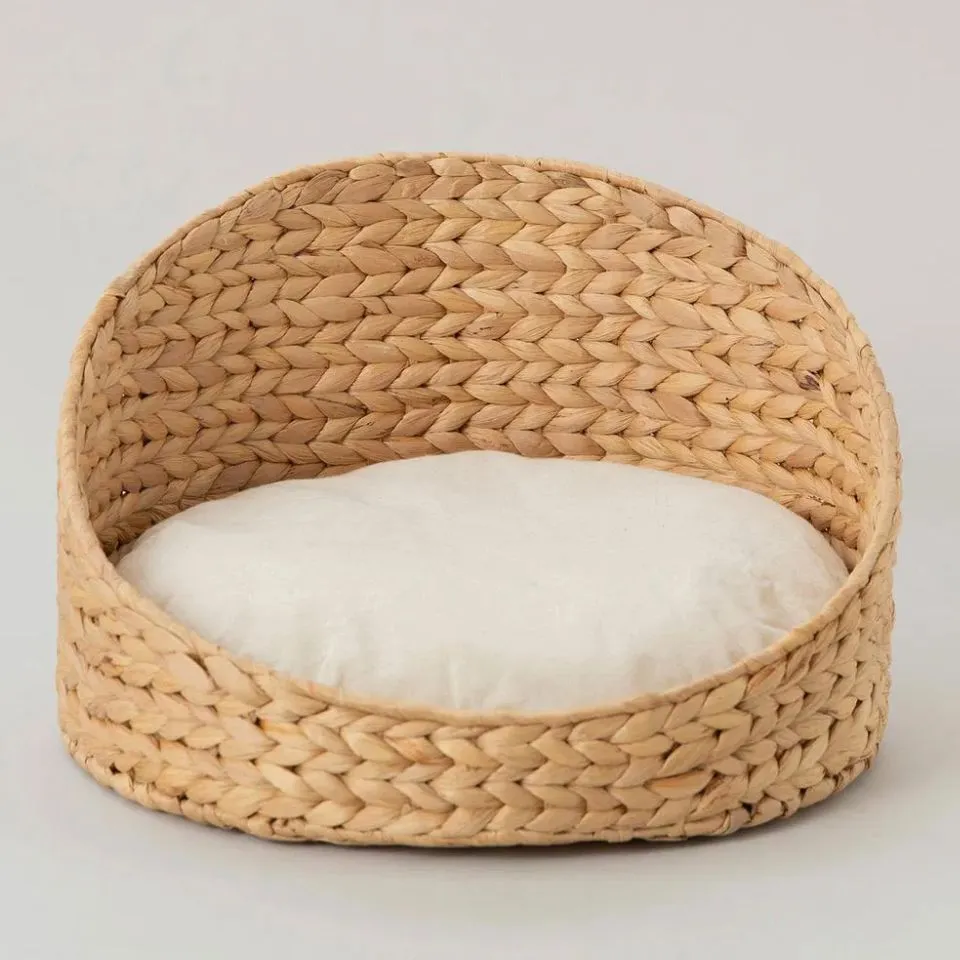 Cozy handwoven water hyacinth cat bed – eco-friendly pet furniture by EHM Vietnam manufacturer.