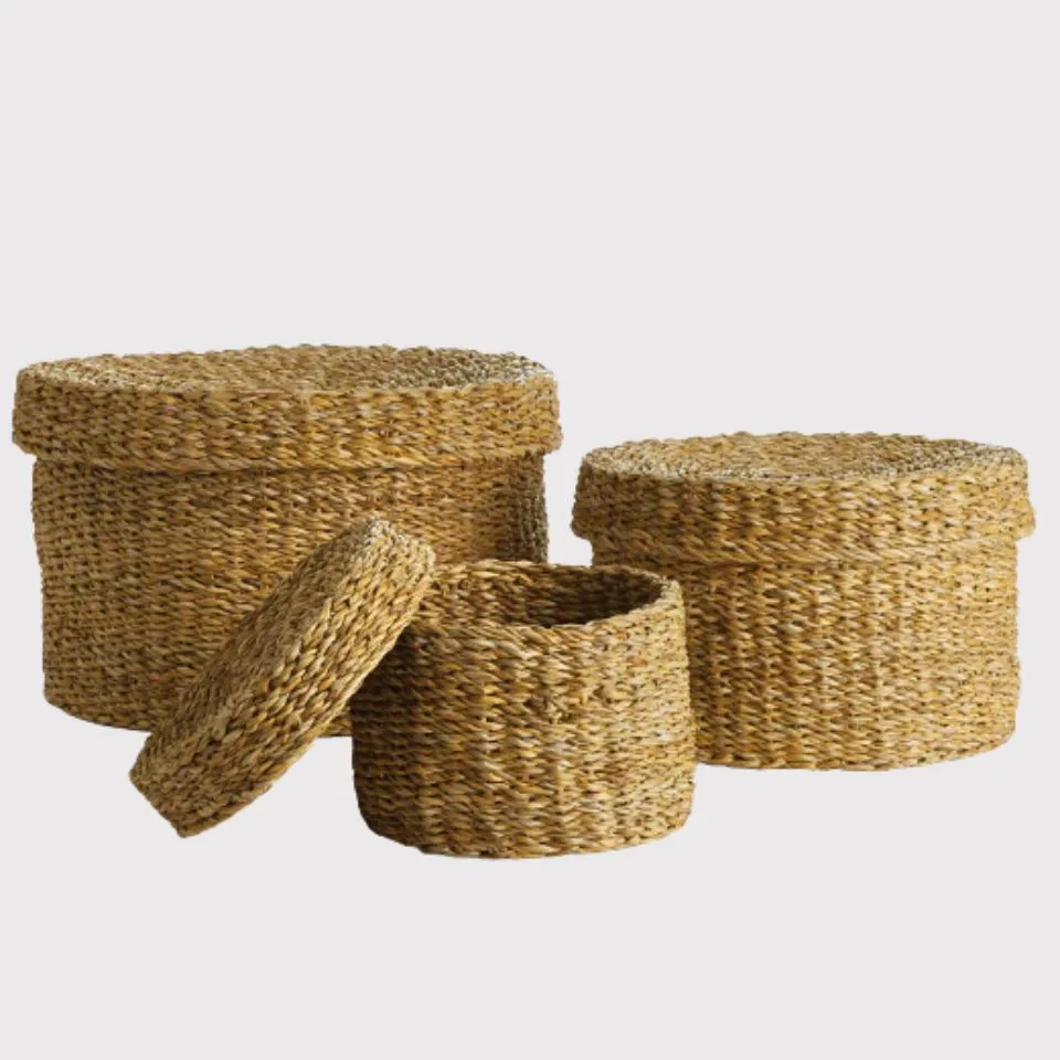Round seagrass storage baskets with lids in natural golden tone – sustainable home storage manufacturing by Ethical Handicraft Manufacturer (EHM).